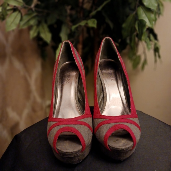 Gray & red pumps sz 9 - Picture 3 of 8